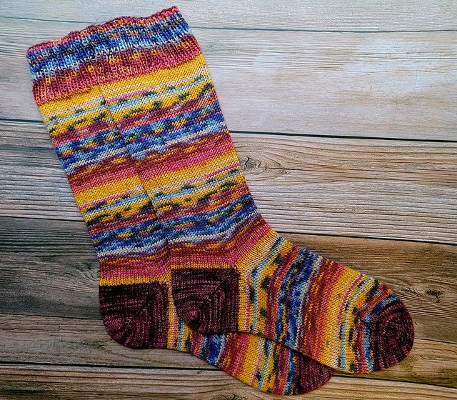 WonderWmn212's tweet photo. It seems I only have the bandwidth these days to manage socks. I❤️the colors - Opal van Gogh Der Rote Weingarten In Arles. #knitting #knit #FOFridayOffRav #knittingtwitter https://t.co/dUZZyRAwYe