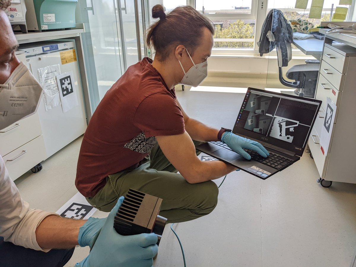 The teams of @AstrobotDaniel and @HWardemann during the setup tour for the #robotic platforms. The robots will be trained to work in the lab environment to assist in high-throughput formats.
@DLR_de @DKFZ @MDC_Berlin 
@helmholtz_de 
#pandemicpreparedness #labofthefuture