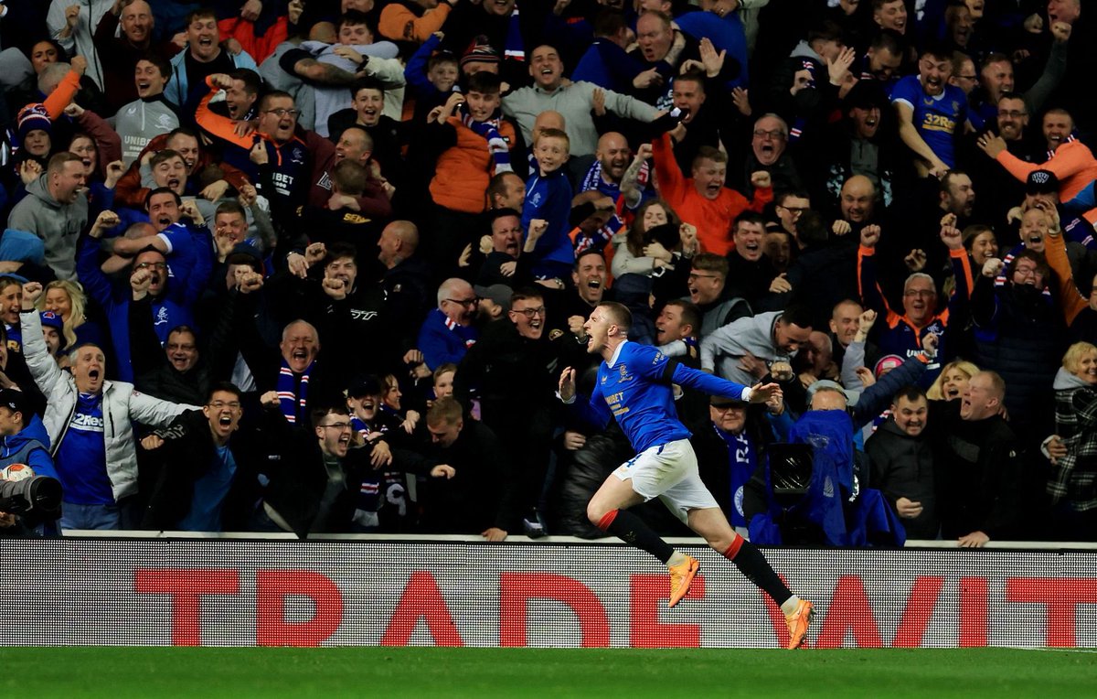 Not a phone in sight, just fans living the moment. 🥰