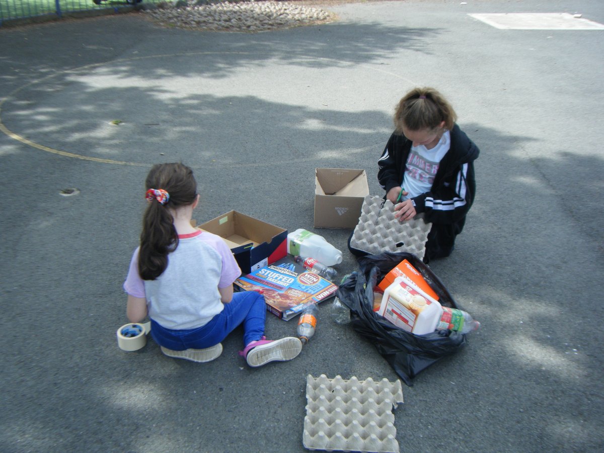 Year 2 made the most of the sunshine ☀️ on Garden day and went for a walk on the canal. Whilst there they collected some things to create a collaborative piece of artwork back on the playground. They then created junk art making some summer plants 🌿 and animals.