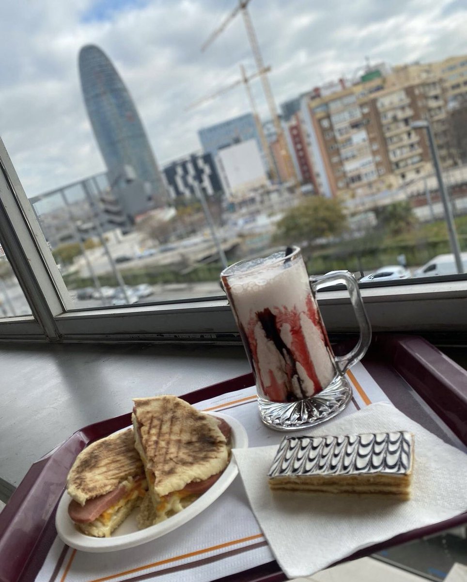 EncantsBCN's tweet photo. 😋 No us encanta tastar coses noves? Doncs teniu sort! A la #zonaderestauració del mercat, #SnackAladdin ofereix #esmorzars àrabs com aquest, amb #sandvitxos, creps marroquins amb mantega i melmelada, #batuts i pastissos.
#EncantsBarcelona #diademercat #díademercado https://t.co/JZcAJB95w6