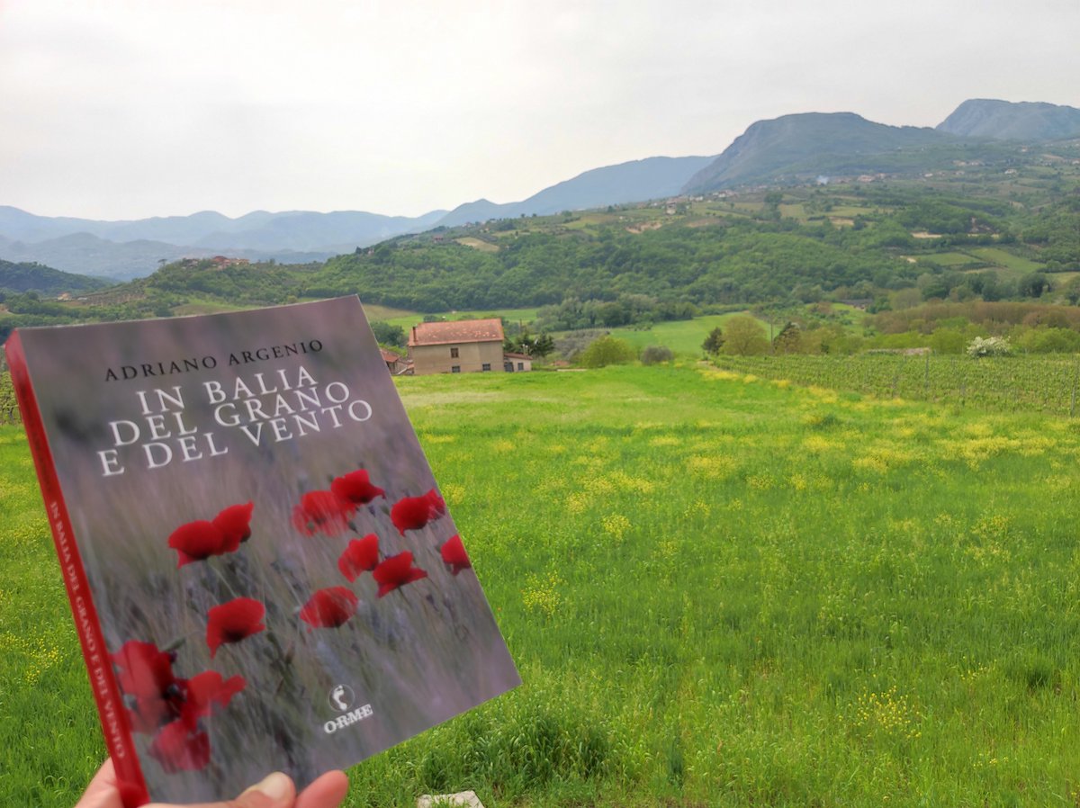 "Libro intenso, coraggioso, intimo, duro e senza sconti. C'è la sofferenza di chi vive con il cuore spezzato dell'emigrante, la lucidità ed il coraggio di chi non accetta compromessi, la consapevolezza della vita effimera" (R. Cacace)  #libri 
Argenio #InBaliaDelGranoEdelVento