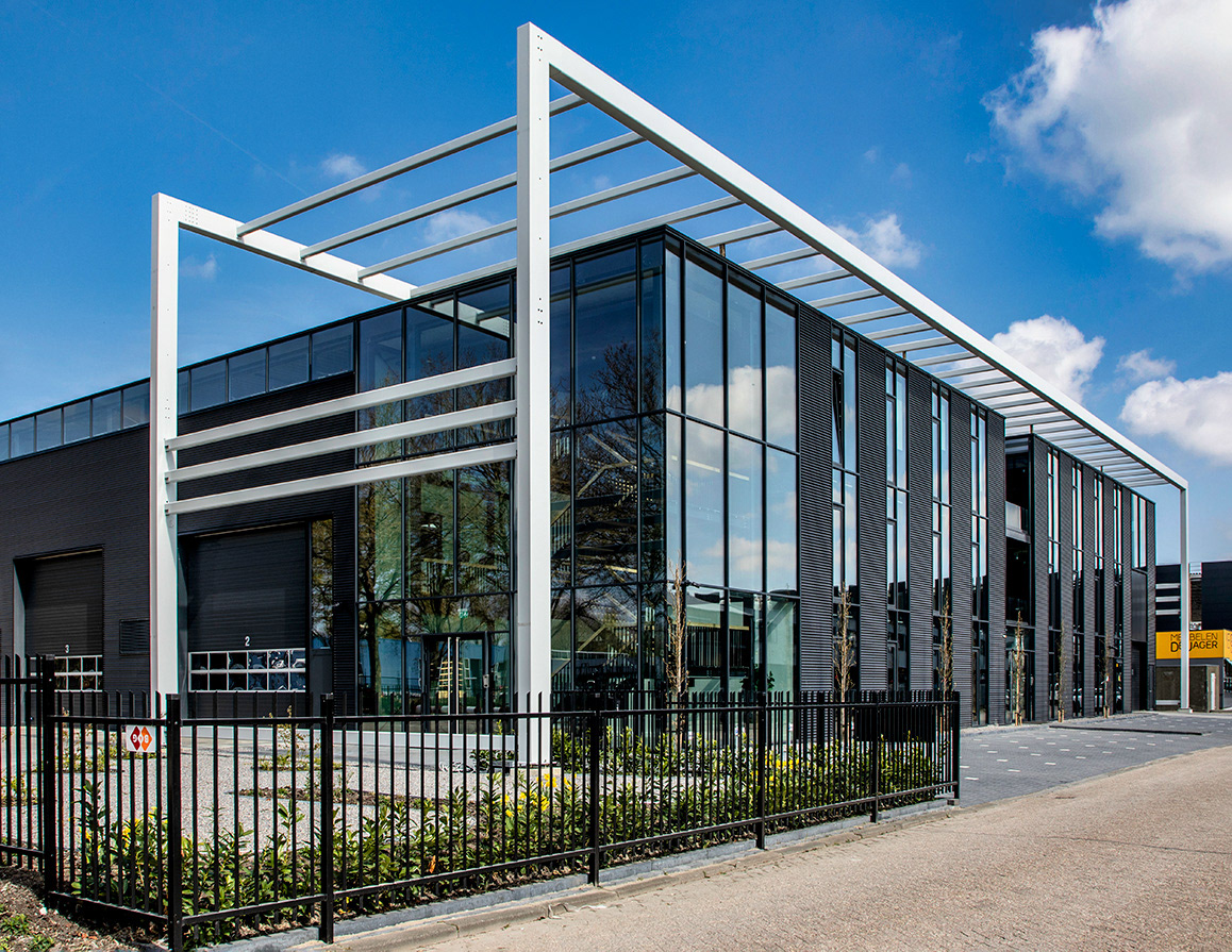 Begin 2022 is Qumey Metaalindustrie verhuist naar hun nieuwe gebouw in Maarssen. Mies Architectuur tekende voor het ontwerp en het was even wachten totdat de zo kenmerkende architectonische luifel geplaatst was.

mies.nl/2022/05/06/opg…
