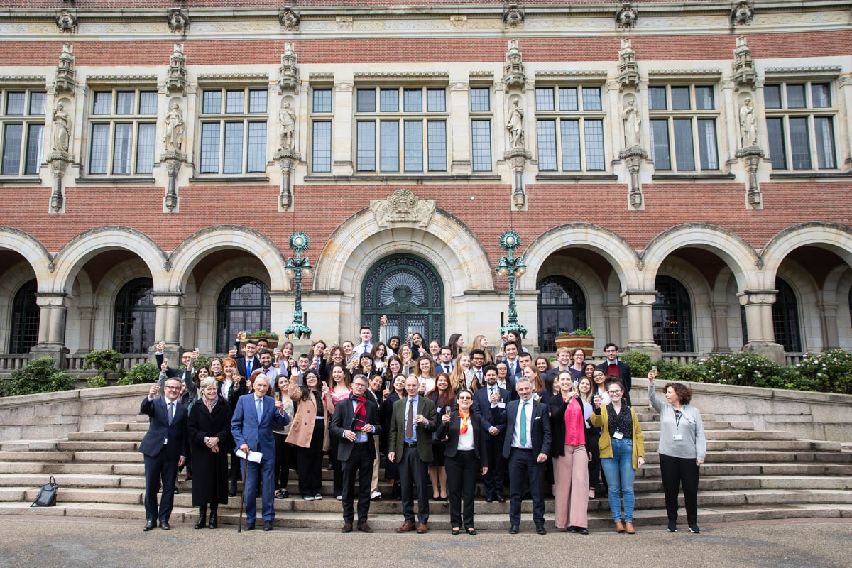 EmbPaisesBajos's tweet photo. 🏆 The team from Spanish Carlos III University has won the 2022 edition of the "Crisis Day" competition organized by The Hague Academy of International Law. https://t.co/5uEaICzjsR