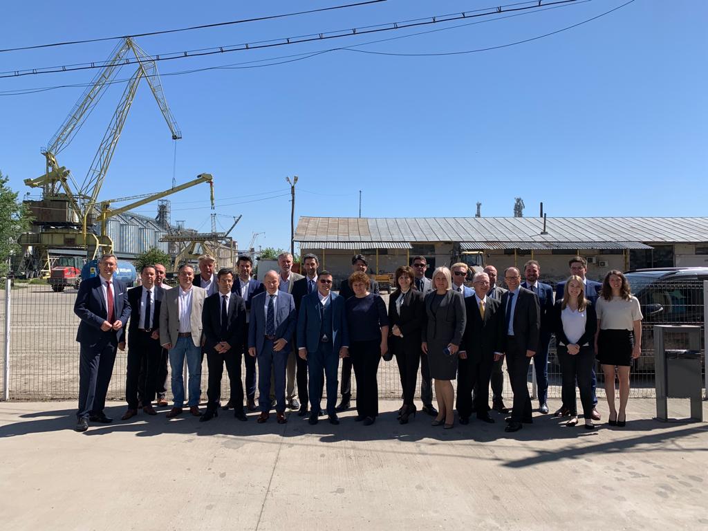 EFIP members gathered today in Galati 🇷🇴 for their annual General Assembly meeting, hosted by UPIR. Antoine Berbain was unanimously elected as the new President of EFIP. EFIP members also welcomed a new member, the Finnish Port Association <a href="/suomensatamat/">Suomen Satamat ry</a> 
inlandports.eu/news/press-rel…