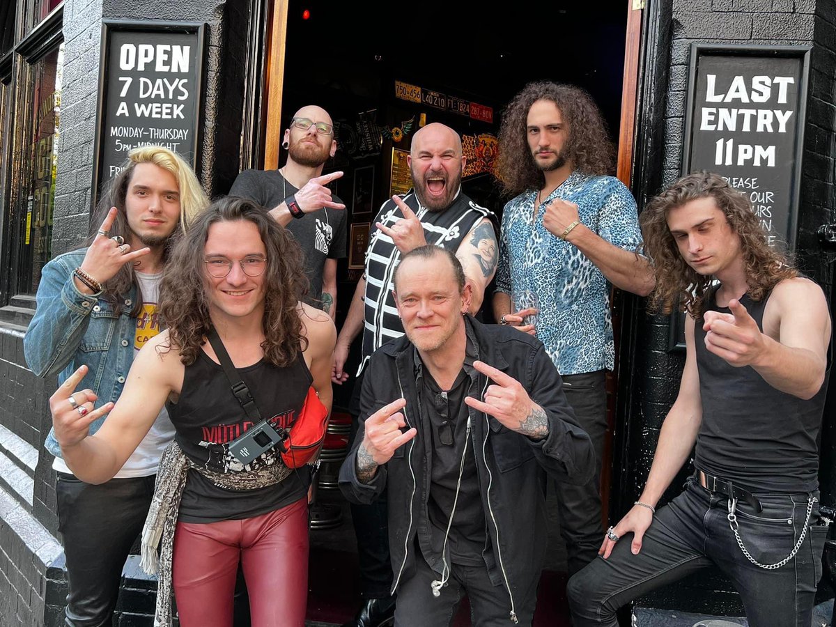 autumnkillers's tweet photo. An awesome night at The Fighting Cocks in London with @Band_HARSH 

🤟🤟🤟

#uktour #harshband #Live #livemusic #venue #thefightingcocks #theautumnkillers https://t.co/MliDZ0dk83