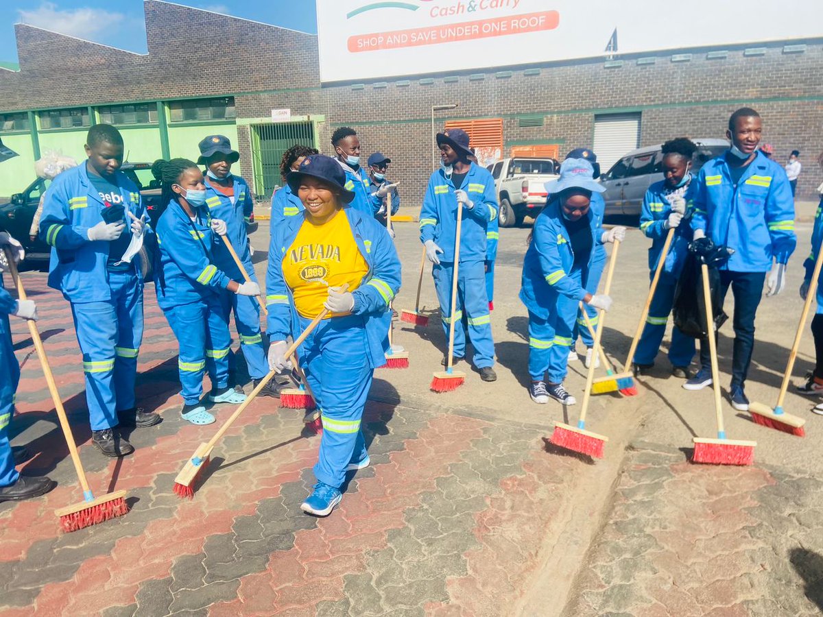 AsterXe_dex's tweet photo. Scenes at today's #ZETDC #ZESA National Clean Up Campaign across the country.
#TogetherProtectingTheEnvironment @official_MOEPD @SodaZhemu @nickmangwana @officialzpc @PowerTelZW @OfficialZESA https://t.co/LsQjPhMI6f