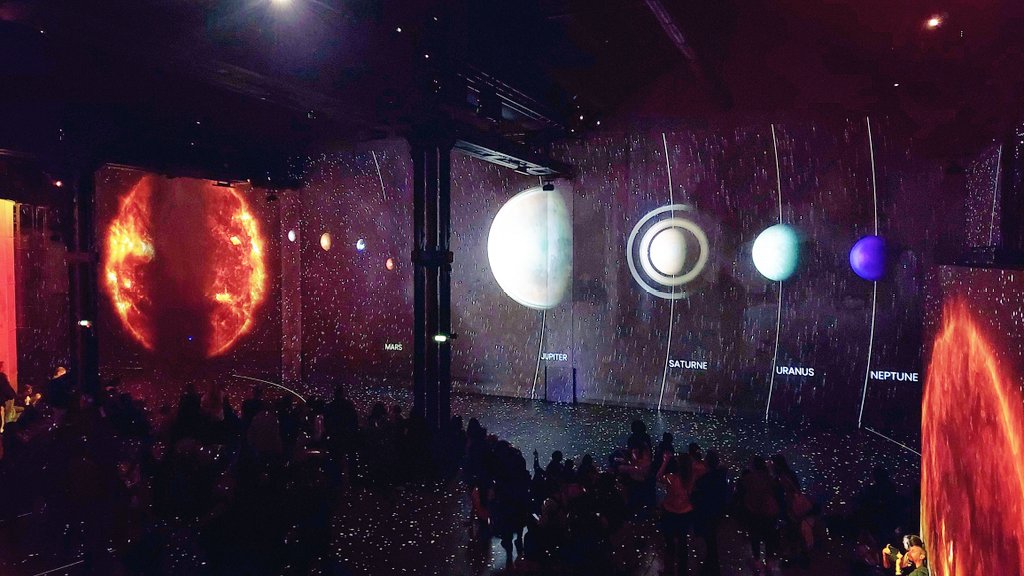 EloScicomm's tweet photo. 👩🚀🪐Houston, ici la superbe expo #DestinationCosmos à l' @AtelierLumieres à Paris.
Un super moment avec @Val_Drouet hier soir on vous conseille d'y aller avant qu'il ne soit trop tard (fin le 7 mai)
https://t.co/X2DV3Q6QxF https://t.co/qopQRKpmJz