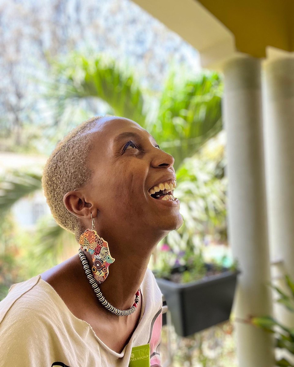 thitu_k's tweet photo. The most beautiful thing a woman can wear is a smile. It also goes with any outfit. Happy Friday! https://t.co/JZvY7w8Jfg