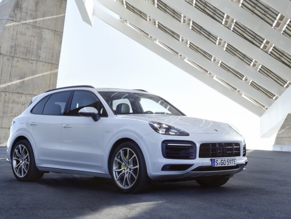 PorscheHellas's tweet photo. Η Cayenne είναι το best seller της Porsche παγκοσμίως, καθώς το πρώτο τρίμηνο του 2022, από τις 68.426 Porsche που πουλήθηκαν, οι 19.029 ήταν Cayenne. 
Το μεγάλο SUV ακολουθεί η Macan με 18.329 πωλήσεις, ενώ τρίτο πιο δημοφιλές, είναι η Taycan, με 9.470 ταξινομήσεις. https://t.co/vNpuE9SCcc