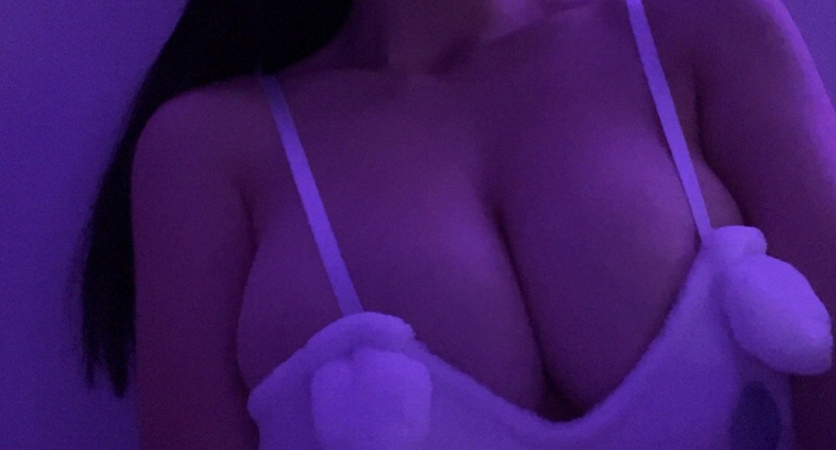 celineebln's tweet photo. Dieses Oberteil ist so süs 🥺 wie gehts euch so? https://t.co/SQXXjcj5kP