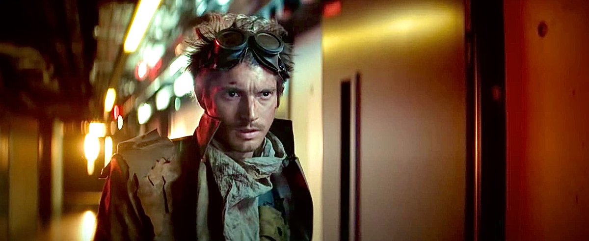 Peut-on voir le film #LeVisiteurDuFutur sans avoir vu la série ? 

ABSOLUMENT ! C’est une histoire autonome et grand public. 

Mais si vous ça vous intéresse, voici un thread sur la chronologie de la série. (1/9)