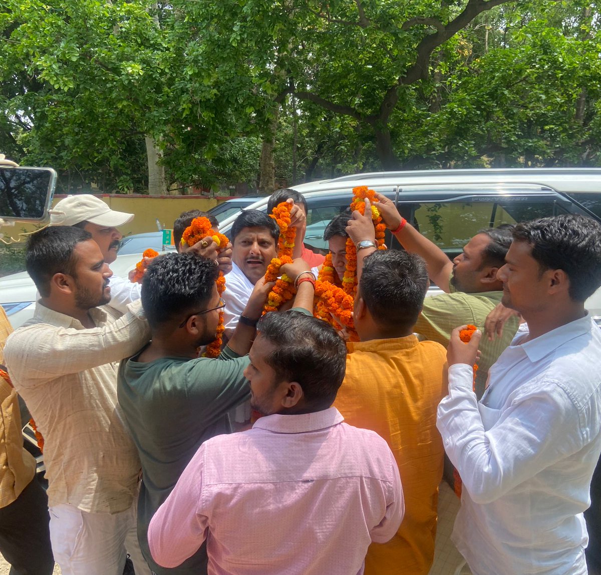 MrYaduvansh's tweet image. आज सिद्धार्थनगर आगमन पर डुमरियागंज ब्लॉक प्रमुख प्रतिनिधि श्री नरेंद्र मणी त्रिपाठी जी के नेतृत्व में सरयू डाँक बंगला चौराहे पर भाजपा कार्यकर्ताओं द्वारा स्वागत किया गया।