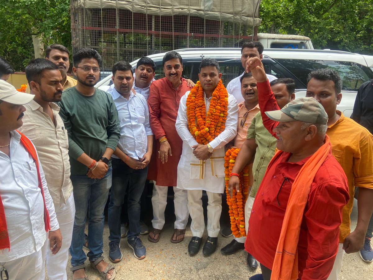 MrYaduvansh's tweet image. आज सिद्धार्थनगर आगमन पर डुमरियागंज ब्लॉक प्रमुख प्रतिनिधि श्री नरेंद्र मणी त्रिपाठी जी के नेतृत्व में सरयू डाँक बंगला चौराहे पर भाजपा कार्यकर्ताओं द्वारा स्वागत किया गया।