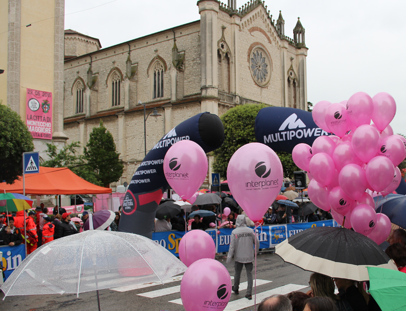 Oggi inizia il 105esimo #giroditalia, e la nostra memoria fa subito un salto al 22 maggio del 2015, 7 anni fa, quando sotto il diluvio che aveva colpito quel giorno Montecchio Maggiore eravamo tra gli sponsor della 13esima tappa al via proprio dalla nostra città. Che ricordi!😍
