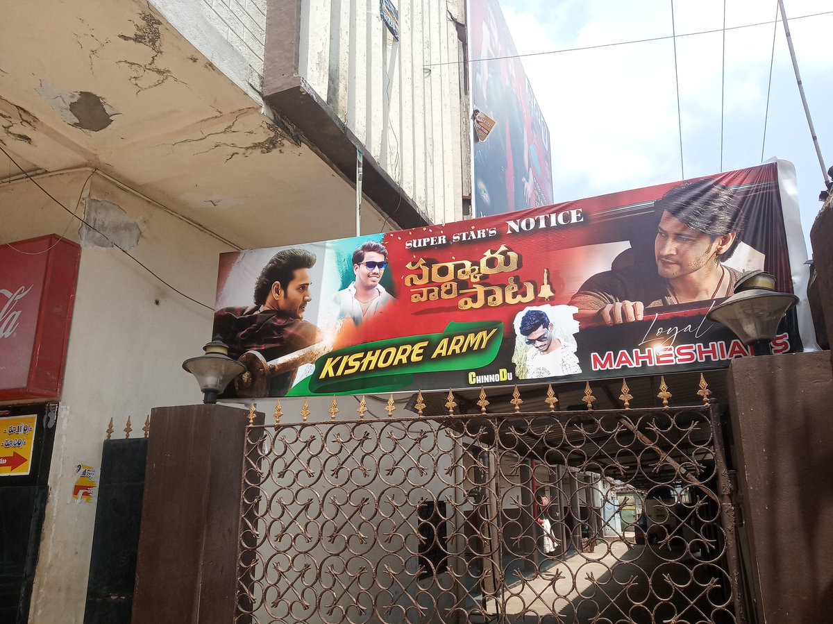 ChinnoduSSMB1's tweet photo. My Love Towards my Demigod @urstrulyMahesh 💗 My life My Joy My Entertainment Forever #SSMB Devotee 🙏.
My #SVP flex at Amalapuram Venkataramana theatre 🤙 can't wait to celebrate #SVPMania 🤟

#SarkaruVaariPaata 💰 https://t.co/RzNXx56Amt