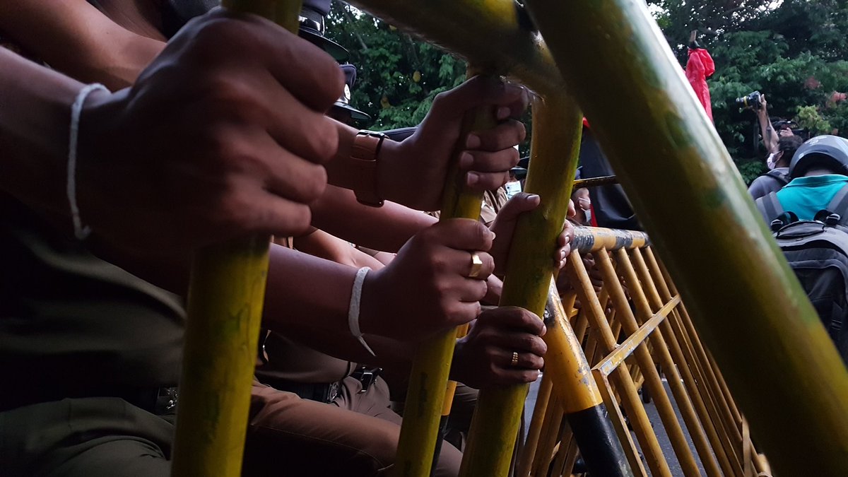 Amaliniii's tweet photo. පිරිත් නූල් ගැටගහලා මිනිස්සුන්ට පැහැර දෙන්න, වධහිංසා කරන්න, කඳුළු ගෑස් ගහන්න, වෙඩි තියන්න ලෑස්ති වෙලා ඉන්න ශ්‍රී ලංකා පොලිසිය. #lka #SriLanka https://t.co/FtFPrnynpS