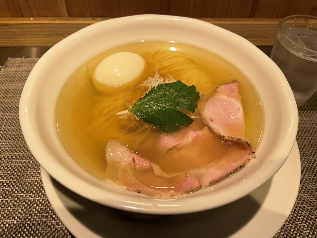 artmodic's tweet photo. 成城青果　3.8

世田谷区は芦花公園駅近くにある人気店。食べログ3.91。塩そばをチョイス。上は割とオイリー、下はさっぱり。��ばしいごま油のような香味油の香りと濃厚な節と昆布の出汁、そして塩が感じられる。麺線は綺麗でパッツリ細麺。隣駅の『しろくろ』が静なら『成城青果』は動の塩だな。 https://t.co/trT96rk0ki