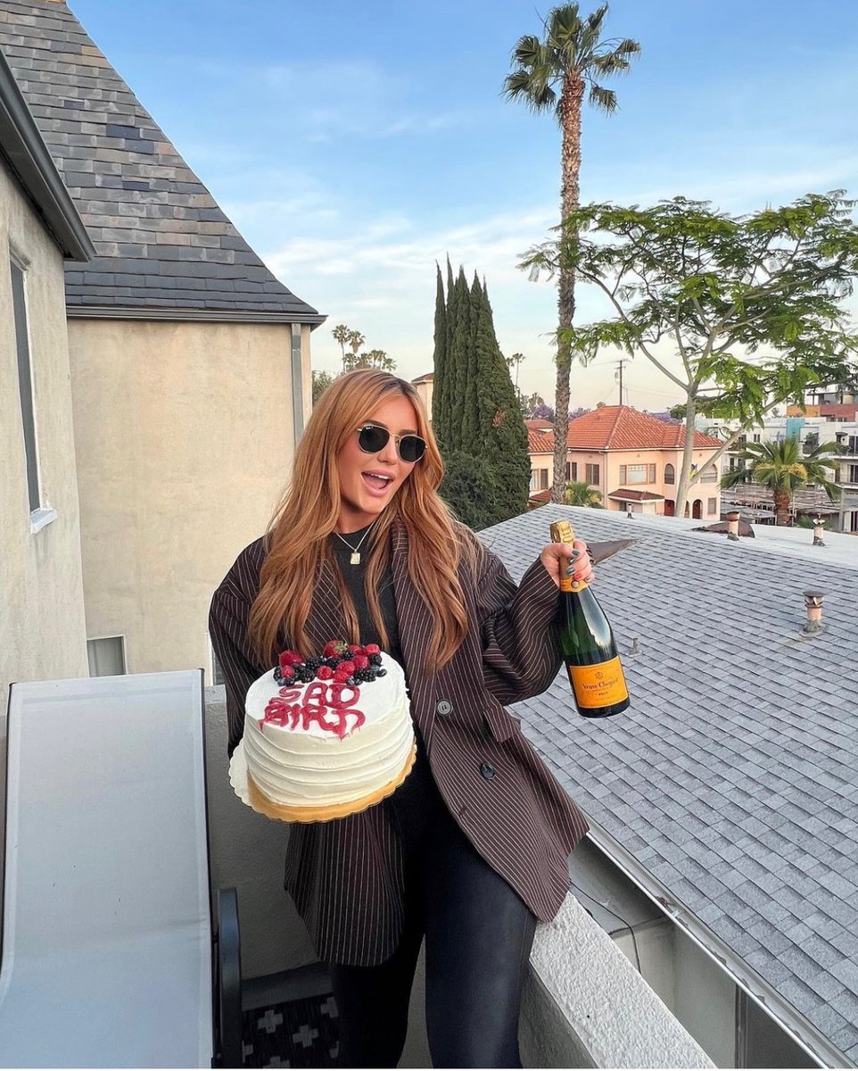 eloise's tweet image. SAD BIRD IS OUT NOW! STREAM IT FAM🖤🌊🥺 

Listen Now: EloiseAlterman.lnk.to/HER-SBTA