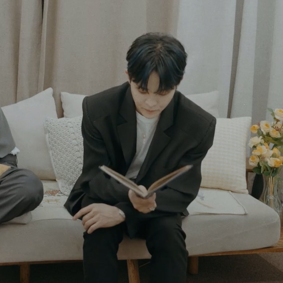 PARKPILATESS's tweet photo. Playing the piano and reading a book! Such an ideal man 🥺💛
#JIHOON #지훈 #ジフン #트레저지훈 @treasuremembers https://t.co/XmGnHfVXNf