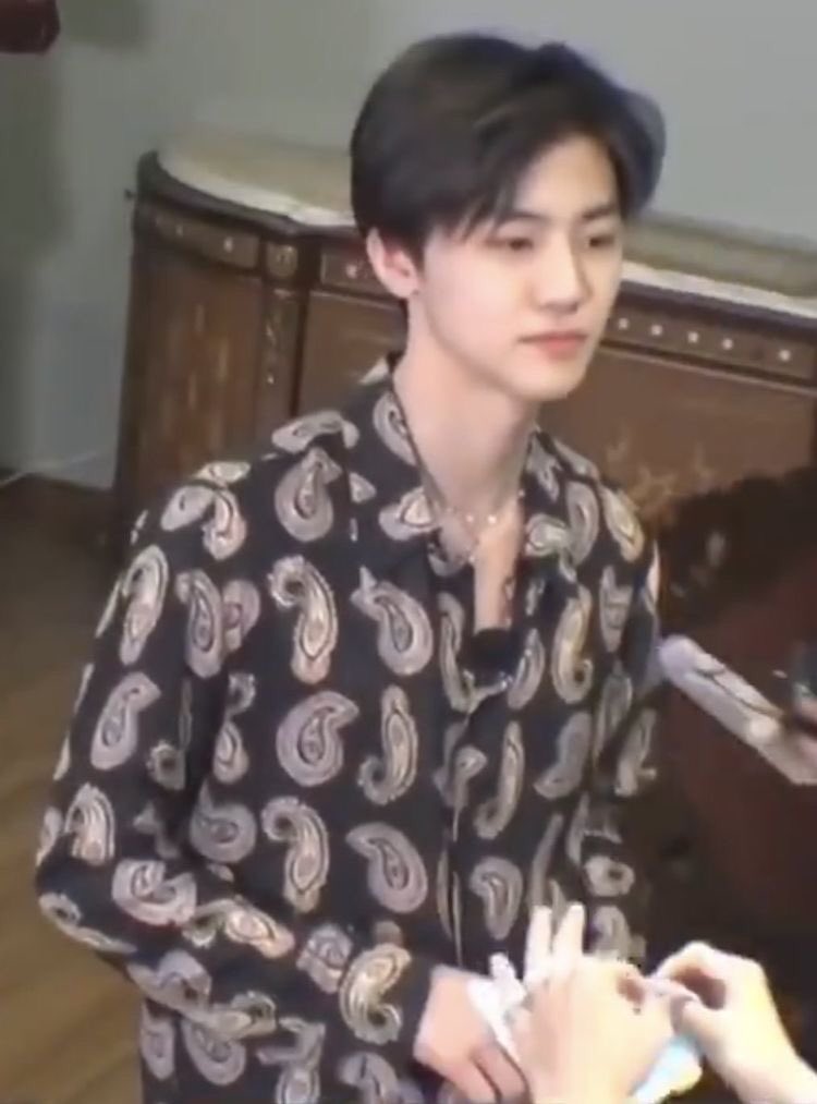 yourdecemb's tweet photo. เสื้อทรงอะไรเนี่ยย ใส่อีกนะ อยากเห็นอะ https://t.co/RjOUIbo1I4