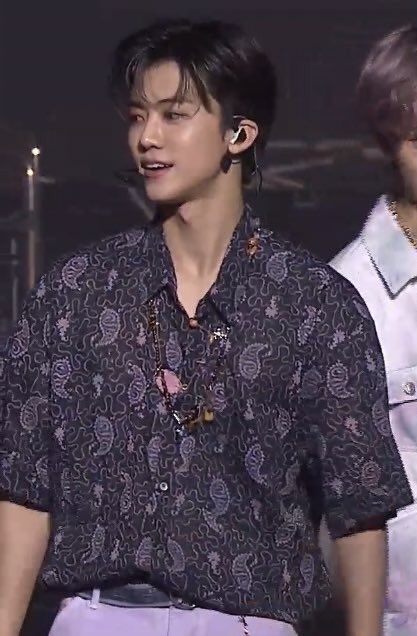 yourdecemb's tweet photo. เสื้อทรงอะไรเนี่ยย ใส่อีกนะ อยากเห็นอะ https://t.co/RjOUIbo1I4