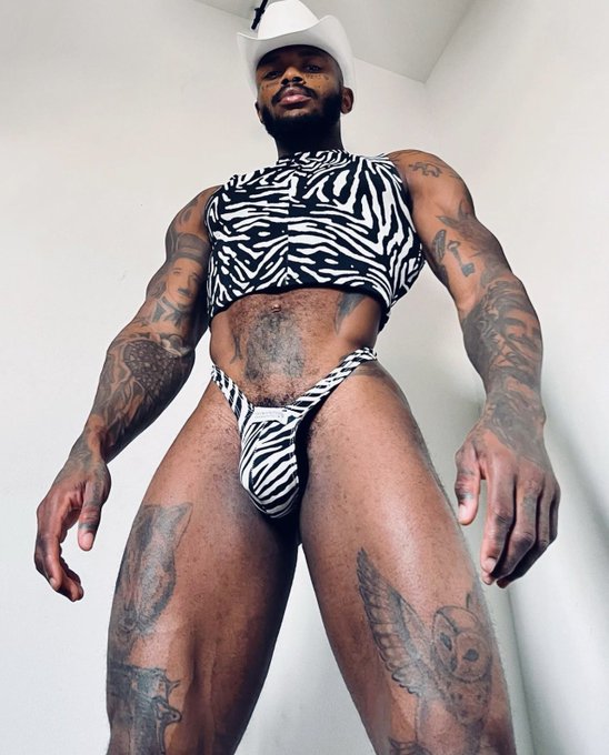 Save a horse ride a zebra ??? @queercowboyy
#gayfashion #thong #rideme #queercowboy #gaycowboy #werk
