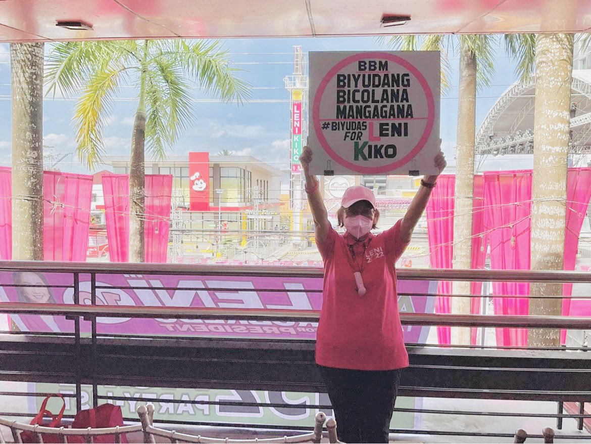 humanshredder's tweet photo. My 77y/o groovy Mama na kahit may rayuma tumitindig para kay Leni-Kiko. VP @lenirobredo, umaga palang nasa venue na ang mama ko para ipakita ang suporta niya sayo. Pangako niya sakin pag nanalo ka, hindi na sya magpapasaway sakin kaya utang na loob #Ipana7oNa10to! #BicolIsPink https://t.co/9fKH0loz6b