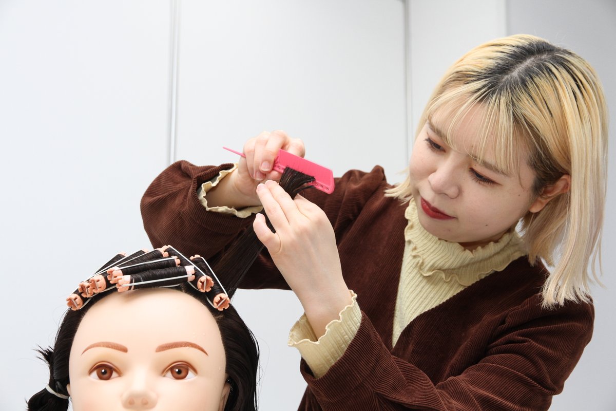 日本美容専門学校 Nichibi 日本美容専門学校のオフィシャルサイト 日美は 美容 師 メイクアップアーティスト ネイリスト エステティシャンなど 美の道を目指す人のための専門学校です 技術 知識 感性を磨き 総合的に美容を学ぶことができる多彩な