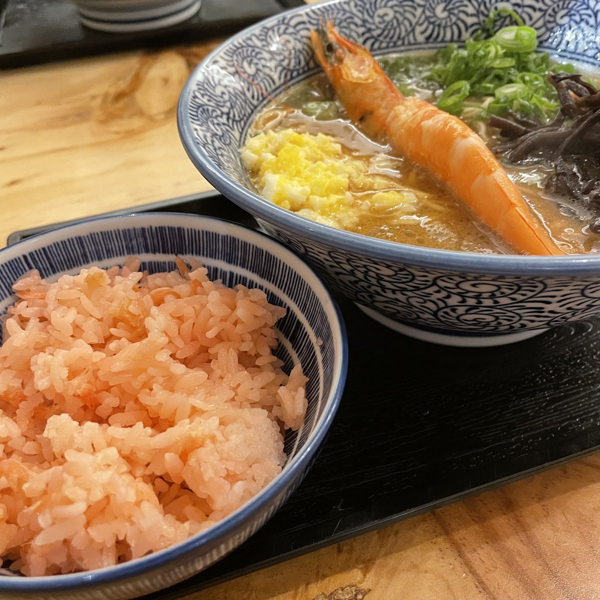 Kaji1108's tweet photo. 📍麺屋一燈
ロブソンに最近できたみたい🍜
一緒に行ったコロンビア人の友達はなんと人生初ラーメン＋人生初箸🥢
店内でずっと目キラキラさせながら一生懸命箸練習しよったの微笑ましかった☺️
🇨🇦の外食高いなって思うけど、こうやって色んな国の友達とそれぞれの国の食べ物食べれるけん楽しい！ https://t.co/I8S78t5fAY