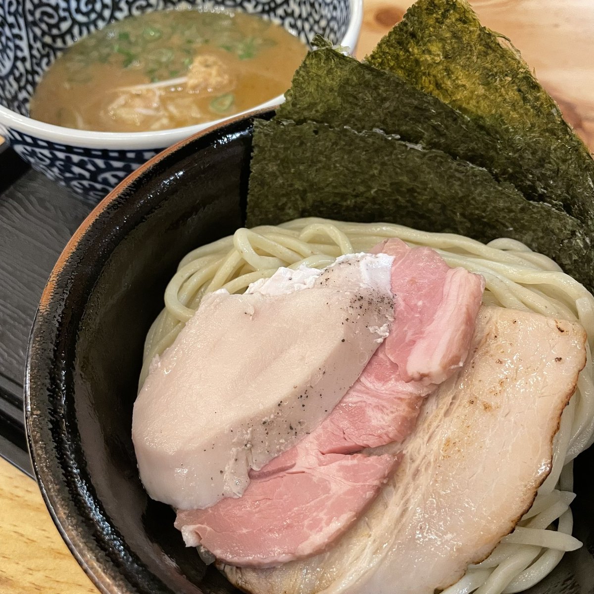 Kaji1108's tweet photo. 📍麺屋一燈
ロブソンに最近できたみたい🍜
一緒に行ったコロンビア人の友達はなんと人生初ラーメン＋人生初箸🥢
店内でずっと目キラキラさせながら一生懸命箸練習しよったの微笑ましかった☺️
🇨🇦の外食高いなって思うけど、こうやって色んな国の友達とそれぞれの国の食べ物食べれるけん楽しい！ https://t.co/I8S78t5fAY