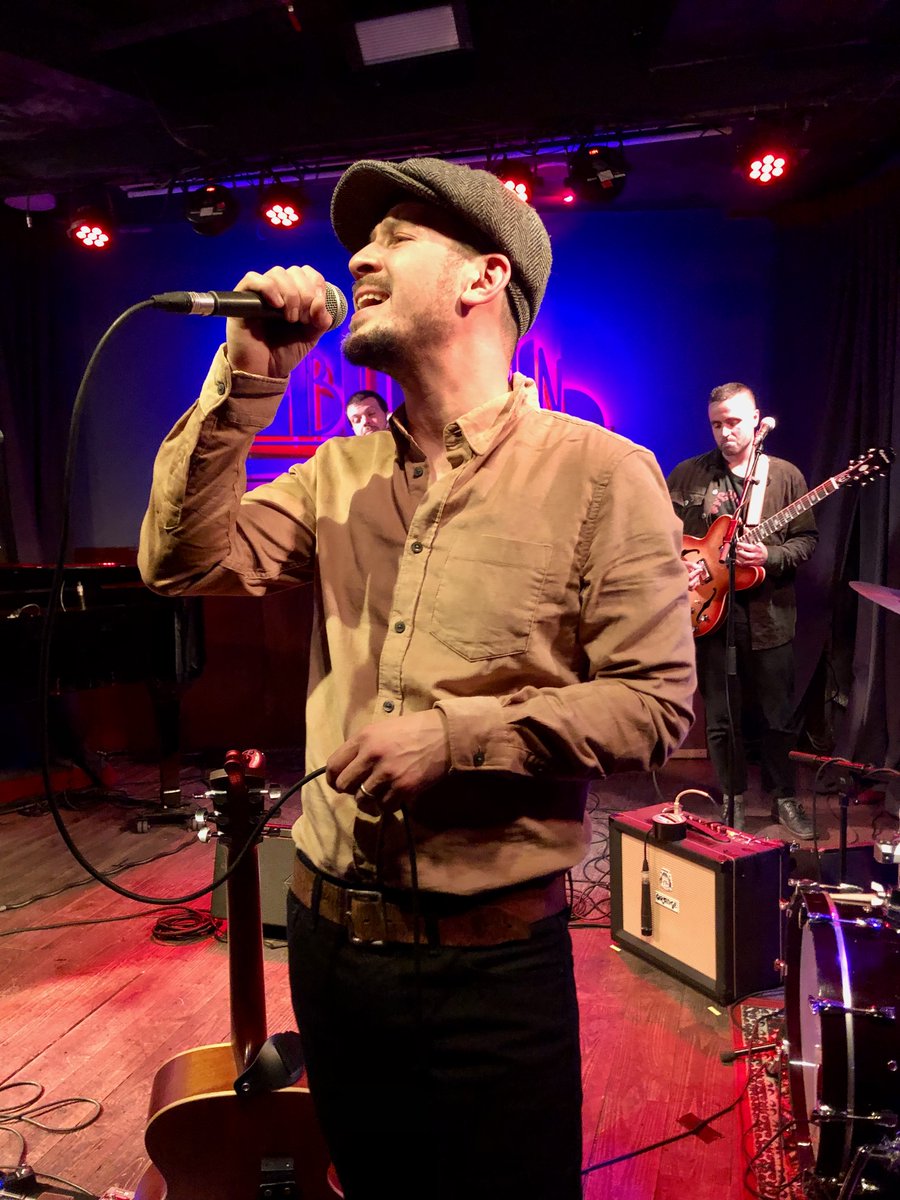 fneirad's tweet photo. Estos @MamasGun_UK son un grupazo, con todas las letras. Cinco tipos blancos británicos que encarnan la intersección entre Marvin Gaye, Stevie Wonder y Bill Withers. Qué concierto el de anoche en el Berlín, carajo. Y qué carisma #AndyPlatts
#UnDiscoAlDía
https://t.co/f9q488MAp8 https://t.co/cfH5Wcnxho