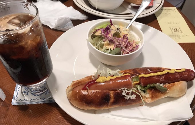 ソラノユキサキのため遠征の友人とへんたつ聖地巡礼
①コーヒーロードのモーニング中々美味しかった
②水辺の庭と③六曜舎のシャッター初めて見た 