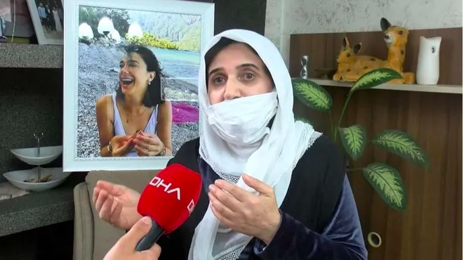 GazeteAlinteri's tweet photo. Pınar Gültekin'in annesi hakkında dava açıldı
Şefika Gültekin, Pınar’ı hayattayken yakan, varile koyan, boynuna 7 kez halat ipi dolayarak boğan, ipi ağzına sıkıştırarak iki dişini kıran, daha can vermemişken yakan katile hakaret etmekten 4 yıl 4 ay hapis isteniyor https://t.co/2qZ8ZKrgln