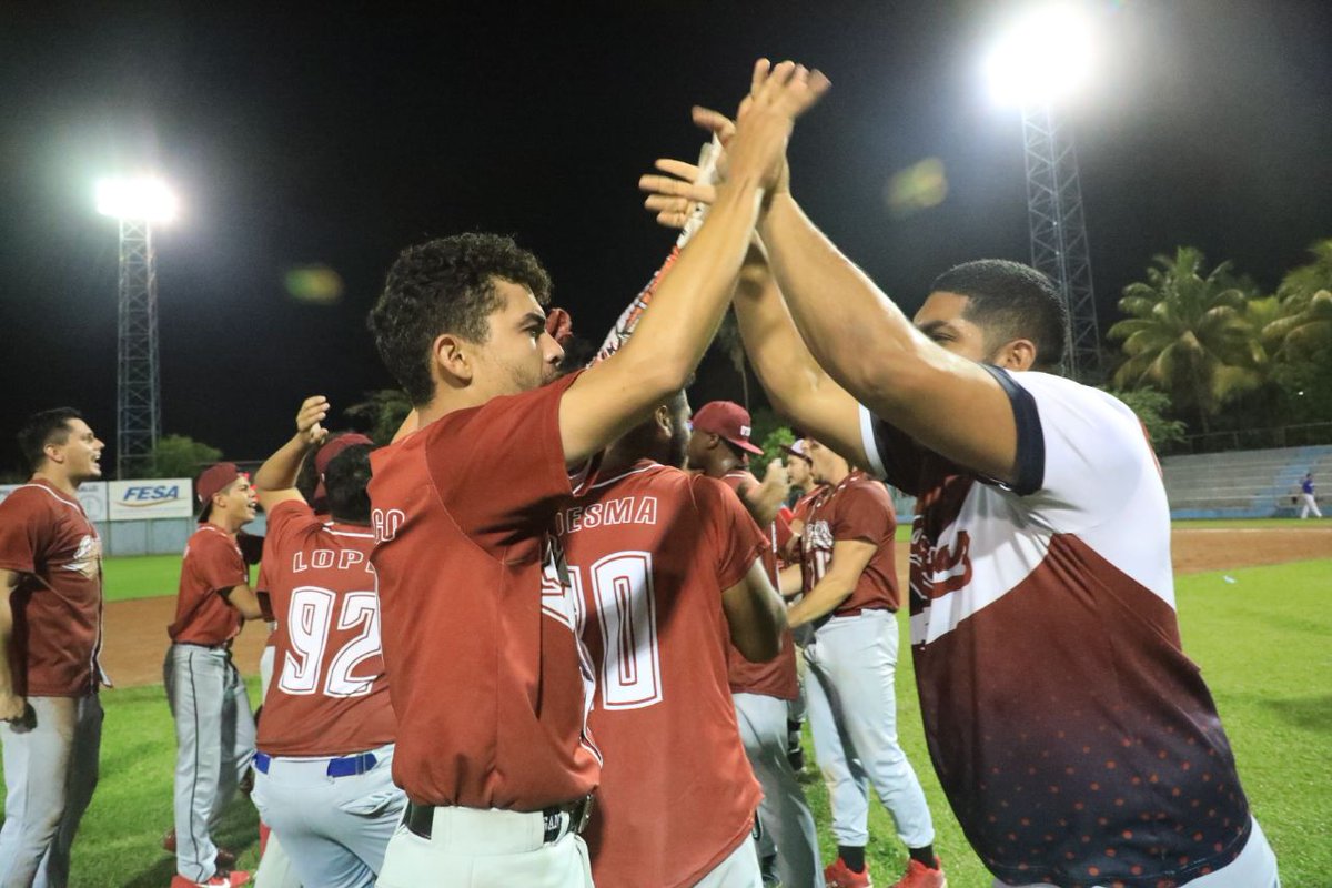 latendenciasv's tweet photo. #RT @elsalvador: @UTECedusv #DeDeportes | @UTECedusv gana 8 carreras a 7 de Nacionales. Las Águilas de la UTEC se coronan campeones de la Liga Nacional de Béisbol (@LNB_SV) #CopaFESA2022. 🏆⚾️ Fotos: Edison González/DES #DiarioElSalvador https://t.co/SW9jc3T3Hz