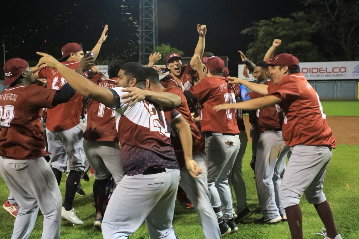 latendenciasv's tweet photo. #RT @elsalvador: @UTECedusv #DeDeportes | @UTECedusv gana 8 carreras a 7 de Nacionales. Las Águilas de la UTEC se coronan campeones de la Liga Nacional de Béisbol (@LNB_SV) #CopaFESA2022. 🏆⚾️ Fotos: Edison González/DES #DiarioElSalvador https://t.co/SW9jc3T3Hz