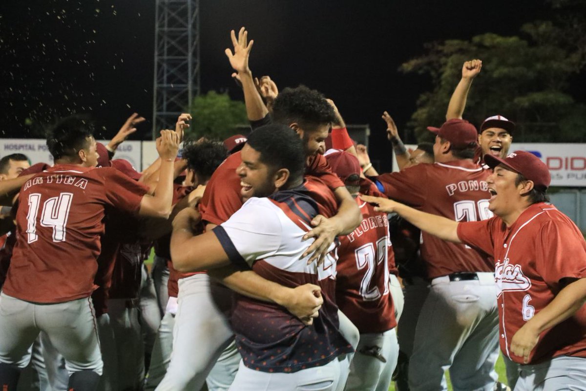 latendenciasv's tweet photo. #RT @elsalvador: @UTECedusv #DeDeportes | @UTECedusv gana 8 carreras a 7 de Nacionales. Las Águilas de la UTEC se coronan campeones de la Liga Nacional de Béisbol (@LNB_SV) #CopaFESA2022. 🏆⚾️ Fotos: Edison González/DES #DiarioElSalvador https://t.co/SW9jc3T3Hz