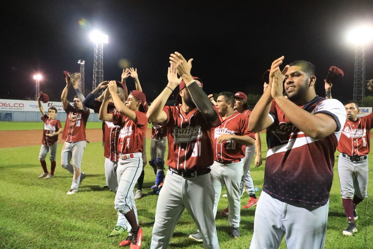 latendenciasv's tweet photo. #RT @elsalvador: @UTECedusv #DeDeportes | @UTECedusv gana 8 carreras a 7 de Nacionales. Las Águilas de la UTEC se coronan campeones de la Liga Nacional de Béisbol (@LNB_SV) #CopaFESA2022. 🏆⚾️ Fotos: Edison González/DES #DiarioElSalvador https://t.co/SW9jc3T3Hz