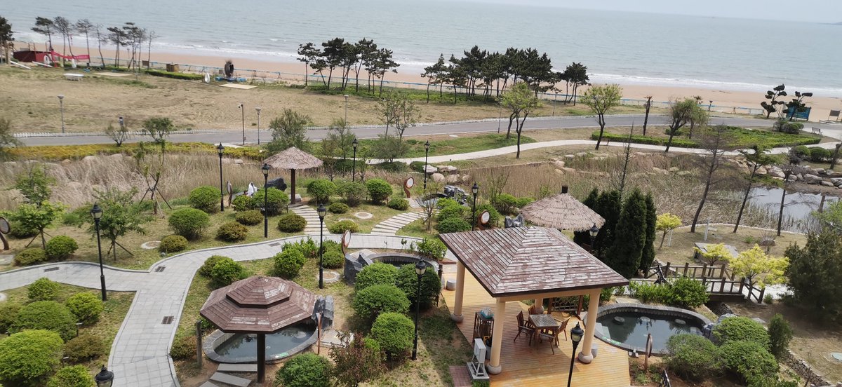 MuQuanLuLu's tweet photo. 温泉酒店办理完入住了，感觉还行啊，第一次住这么贵的，也不知道一路的表现有没有显得太土
前台的接待人员还挺好的😁就是酒店的人太少了，没什么人不够热闹 https://t.co/0brdKS9Uv4