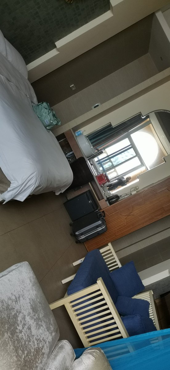MuQuanLuLu's tweet photo. 温泉酒店办理完入住了，感觉还行啊，第一次住这么贵的，也不知道一路的表现有没有显得太土
前台的接待人员还挺好的😁就是酒店的人太少了，没什么人不够热闹 https://t.co/0brdKS9Uv4