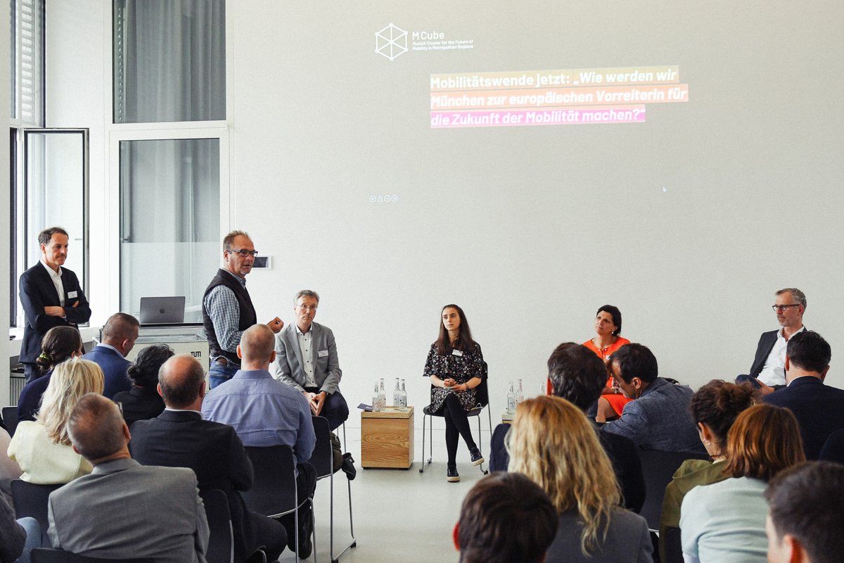 MCubeMUC's tweet photo. #Mobilitätswende jetzt🙌
MCube Diskussion @TU_Muenchen
@jrubner: Raus aus Blase & alle erreichen!
G.Dunkel @StadtMuenchen: Mehr & schneller Experimente wagen!
CF.Eckhardt @BMWGroup: Genügend Ideen, Umsetzung fehlt!
K. Bosch @fff_muc: Tempo der Umsetzung ungenügend & erschreckend https://t.co/IrAq6iip4c