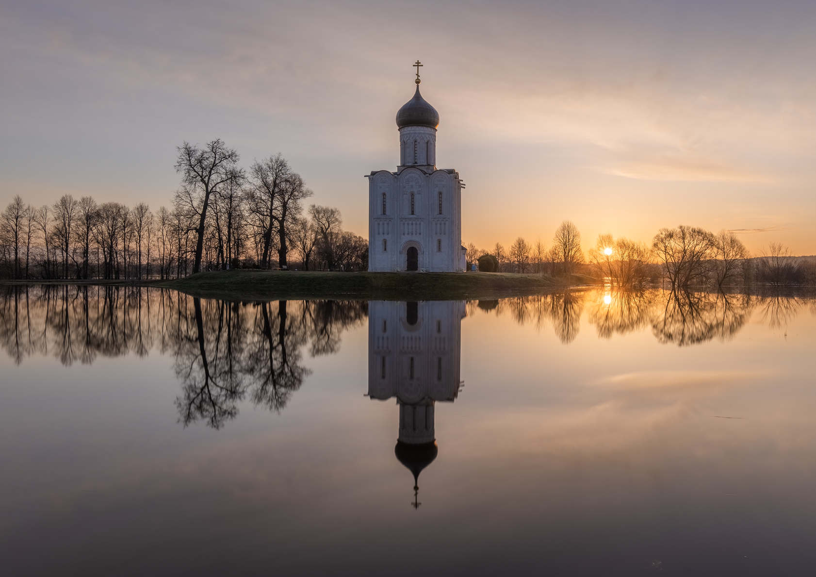Покрова на Нерли весной в разлив