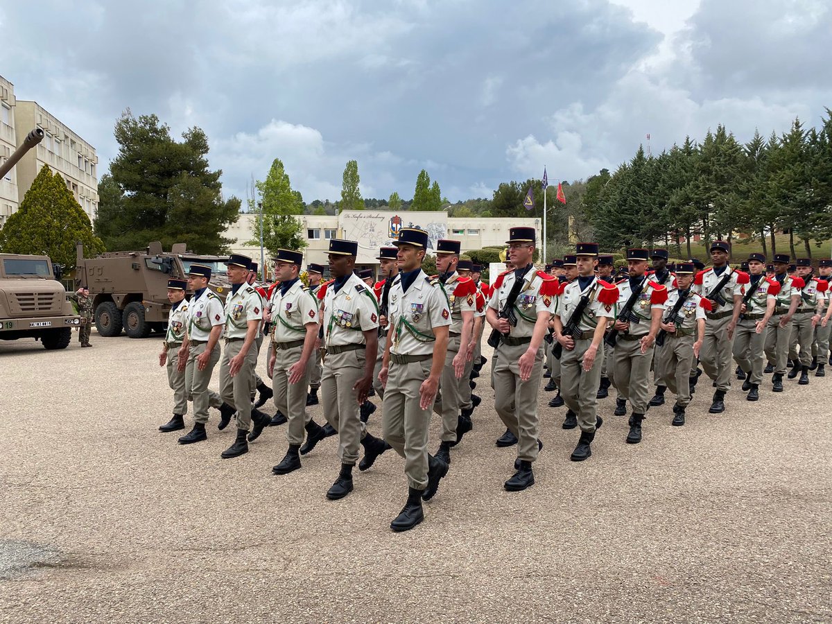 CDC3RAMa's tweet image. Jeudi 5 mai, après 2 ans à la tête des Loups de la batterie d’acquisition et de surveillance du #3RAMa le capitaine Charles cède sa place au capitaine Dorian. Bon vent et belle mer au Cne Charles après ces 2 ans d’engagement intense. Félicitations au Cne Dorian et au paquet! 🐺👊🏼