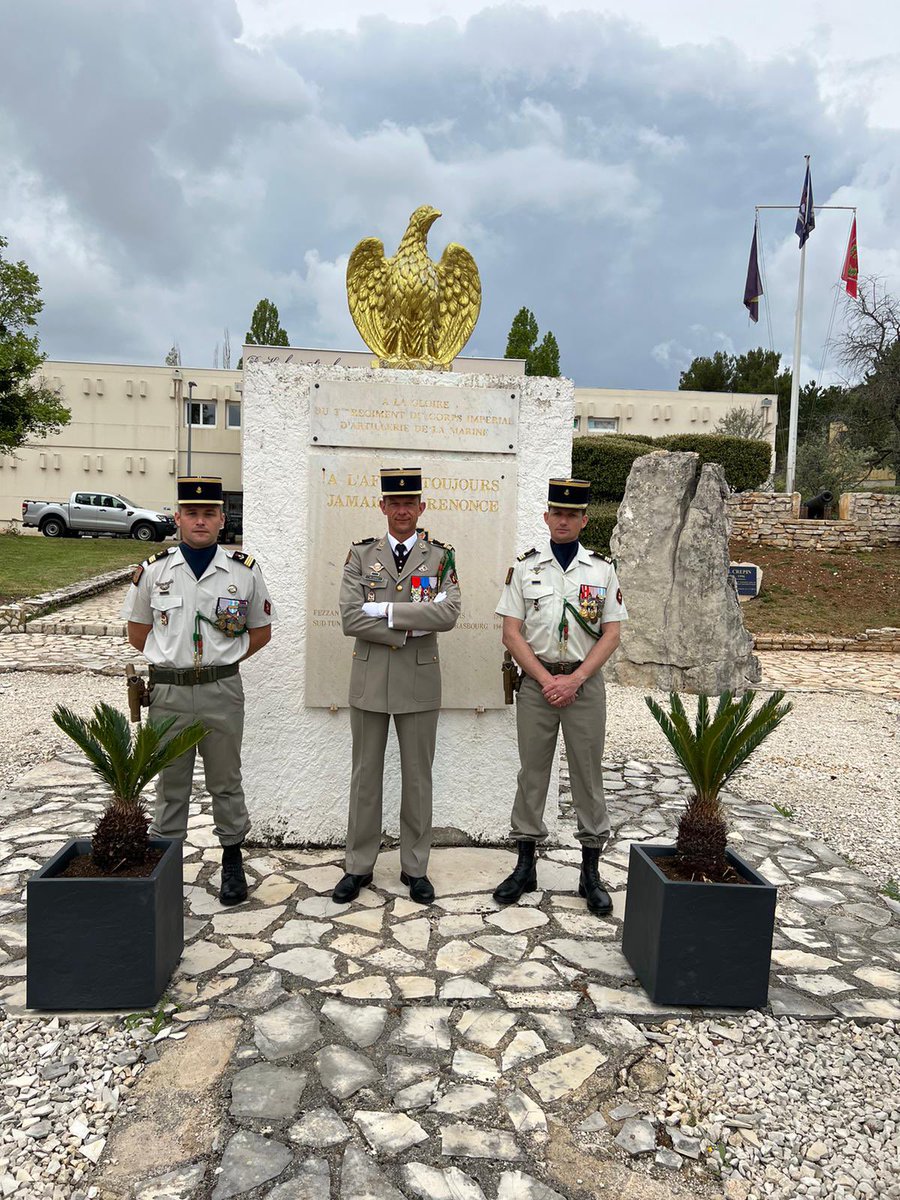 CDC3RAMa's tweet image. Jeudi 5 mai, après 2 ans à la tête des Loups de la batterie d’acquisition et de surveillance du #3RAMa le capitaine Charles cède sa place au capitaine Dorian. Bon vent et belle mer au Cne Charles après ces 2 ans d’engagement intense. Félicitations au Cne Dorian et au paquet! 🐺👊🏼