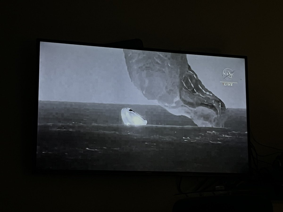 mmora01's tweet photo. #dragon3 #splashdown @SpaceX @NASA https://t.co/2h6V0k7YES
