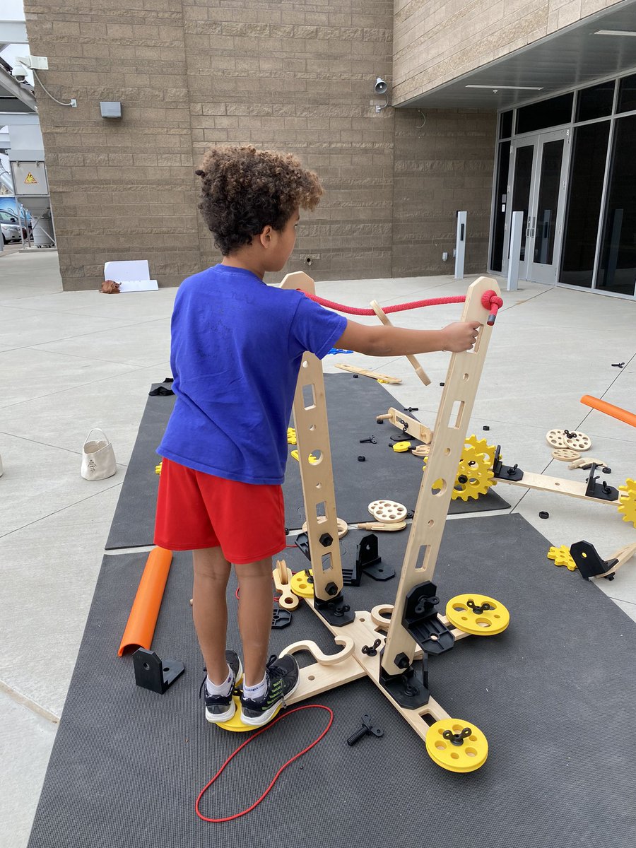 SVVSDMobileLabs's tweet photo. School field trip with @FallRiverES β
Professional development with @SanbornDragons β
Hosting the @GovofCO β
#DesignGuild Fair with @Warriors_of_FHS feeder β
This week didnβt stand a chance! #StVrainStorm https://t.co/NLKrg92YHu