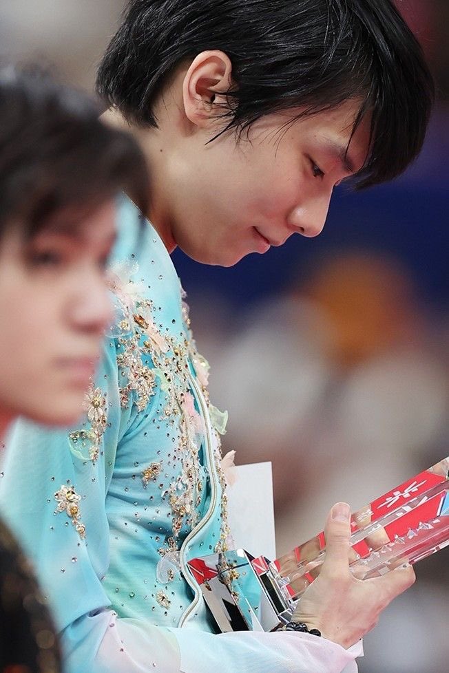 RedYuzuru's tweet photo. the way yuzu stares at his trophy oml😭 https://t.co/r9IU6oN0MM