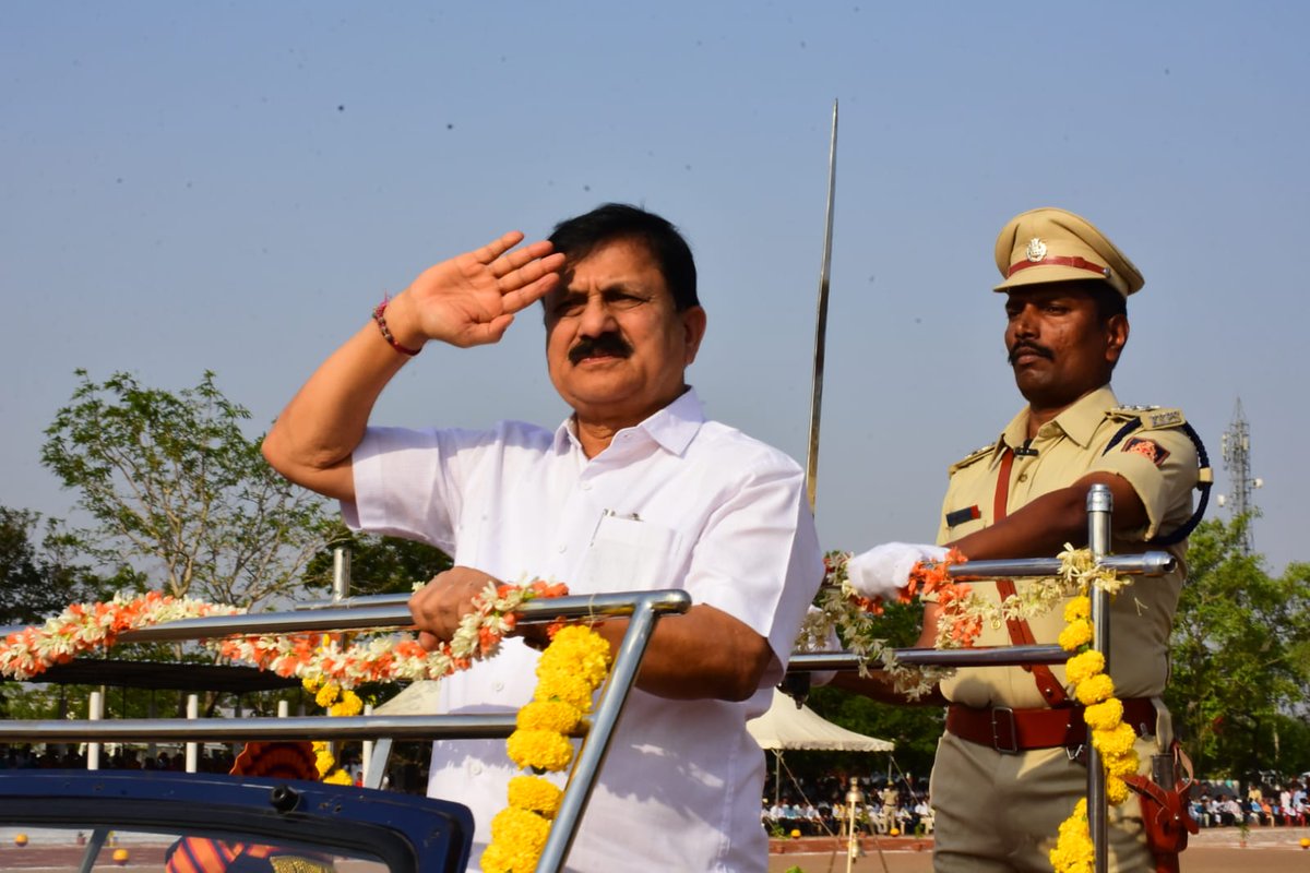 JnanendraAraga's tweet photo. ಇಂದು ಕಲಬುರ್ಗಿಯಲ್ಲಿ ಆಯೋಜಿಸಲಾಗಿದ್ದ ನಾಲ್ಕನೇ ವಿಶೇಷ ಮೀಸಲು ಪಡೆಯ ಪ್ರಶಿಕ್ಷಣ ನ��ರ್ಗಮನ ಪಥ ಸಂಚಲನ ಕಾರ್ಯಕ್ರಮದಲ್ಲಿ ಭಾಗವಹಿಸಿ ಗೌರವ ವಂದನೆ ಸ್ವೀಕರಿಸಲಾಯಿತು. ರಾಜ್ಯ KSRP ಮುಖ್ಯಸ್ಥ ಶ್ರೀ ಅಲೋಕ್ ಕುಮಾರ್, ವಿಧಾನ ಪರಿಷತ್ ಸದಸ್ಯ ಶ್ರಿ B G ಪಾಟೀಲ್ ಅವರು, ಸೇರಿದಂತೆ ಹಲವಾರು ಗಣ್ಯರು, ಉಪಸ್ಥಿತರಿದ್ದರು.

@CMofKarnataka https://t.co/9DghsD8Zhd