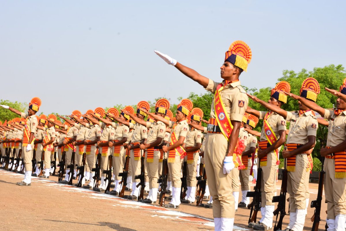 JnanendraAraga's tweet photo. ಇಂದು ಕಲಬುರ್ಗಿಯಲ್ಲಿ ಆಯೋಜಿಸಲಾಗಿದ್ದ ನಾಲ್ಕನೇ ವಿಶೇಷ ಮೀಸಲು ಪಡೆಯ ಪ್ರಶಿಕ್ಷಣ ನ��ರ್ಗಮನ ಪಥ ಸಂಚಲನ ಕಾರ್ಯಕ್ರಮದಲ್ಲಿ ಭಾಗವಹಿಸಿ ಗೌರವ ವಂದನೆ ಸ್ವೀಕರಿಸಲಾಯಿತು. ರಾಜ್ಯ KSRP ಮುಖ್ಯಸ್ಥ ಶ್ರೀ ಅಲೋಕ್ ಕುಮಾರ್, ವಿಧಾನ ಪರಿಷತ್ ಸದಸ್ಯ ಶ್ರಿ B G ಪಾಟೀಲ್ ಅವರು, ಸೇರಿದಂತೆ ಹಲವಾರು ಗಣ್ಯರು, ಉಪಸ್ಥಿತರಿದ್ದರು.

@CMofKarnataka https://t.co/9DghsD8Zhd