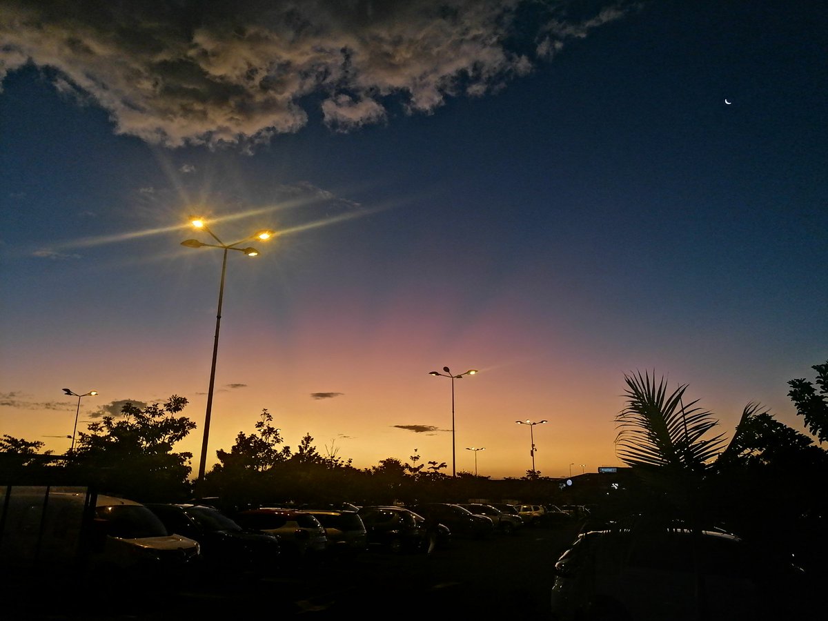 VrQuentin's tweet photo. @Yannick_Pitou @RtlReunion Hier soir su St leu a portail @Leclerc @ReunionTourisme @TCO974 #974 #laRéunion #stleu https://t.co/3kuNwJ9kpp